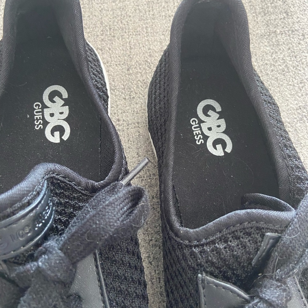 🎈NWOT🎈GBG “Guess” Sneakers” 🎈9M - Picture 3 of 3